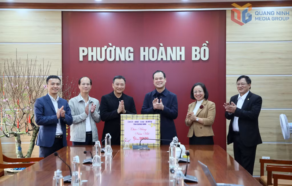 Đồng chí Trưởng Ban Nội chính Tỉnh uỷ thăm, tặng quà Tết cán bộ, đảng viên và nhân dân phường Hoành Bồ.