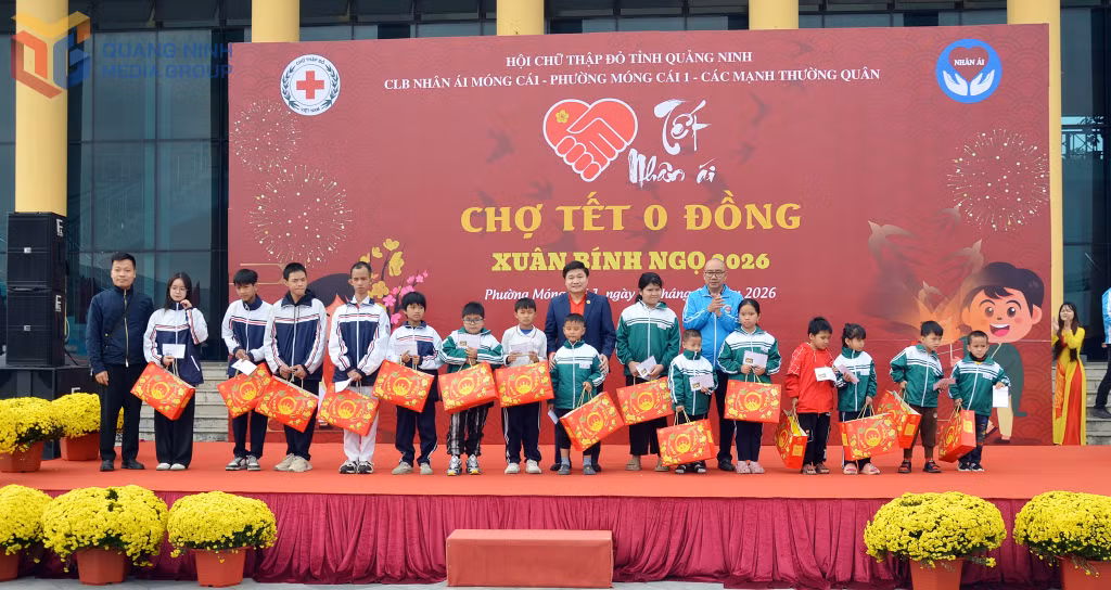 Hội Chữ thập đỏ tỉnh và Câu lạc bộ Thiện nguyện Nhân ái Móng Cái trao tặng những suất quà cho các em học sinh có hoàn cảnh đặc biệt khó khăn tại Trường Tiểu học và THCS Hải Xuân (phường Móng Cái 1).