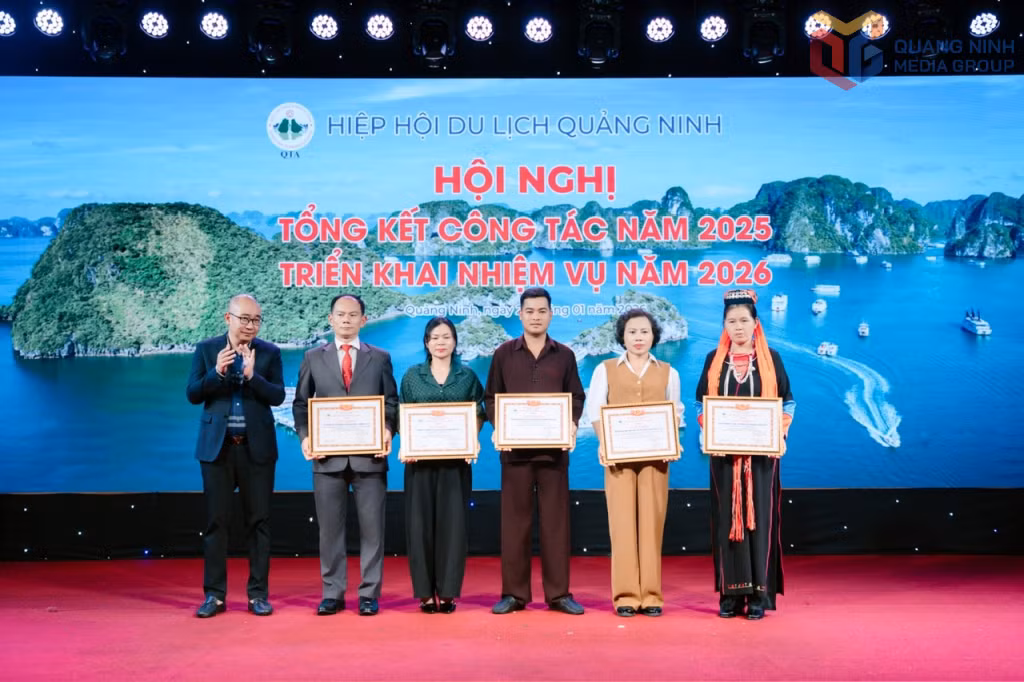 Anh Ân Văn Thành (đứng giữa) nhận giấy khen của Hiệp hội Du lịch tỉnh.