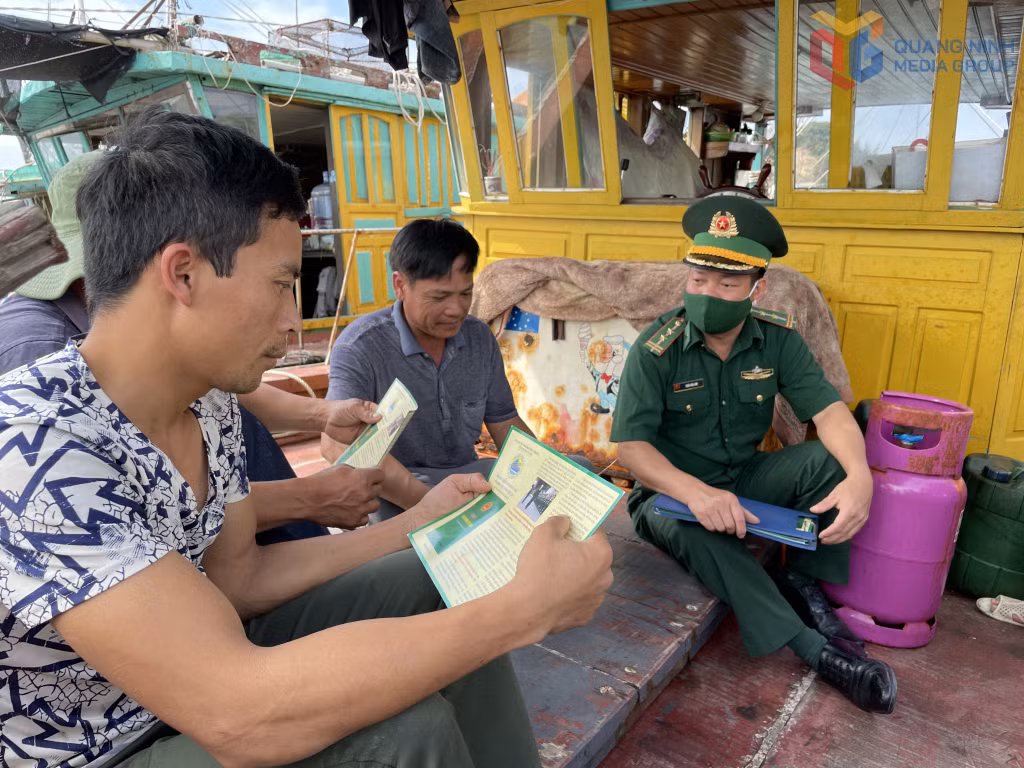Lực lượng biên phòng tuyên truyền pháp luật cho ngư dân Cô Tô.