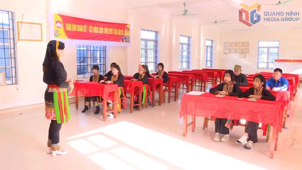 Hội Liên hiệp Phụ nữ xã Lương Minh tuyên truyền về sử dụng mạng xã hội an toàn.