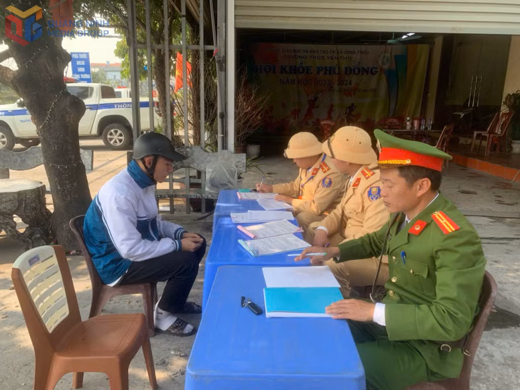 Đội CSGT Đường bộ số 1, Phòng CSGT Công an tỉnh kiểm tra học sinh tham gia giao thông trên Quốc lộ 18A. Ảnh: Nguyễn Duy