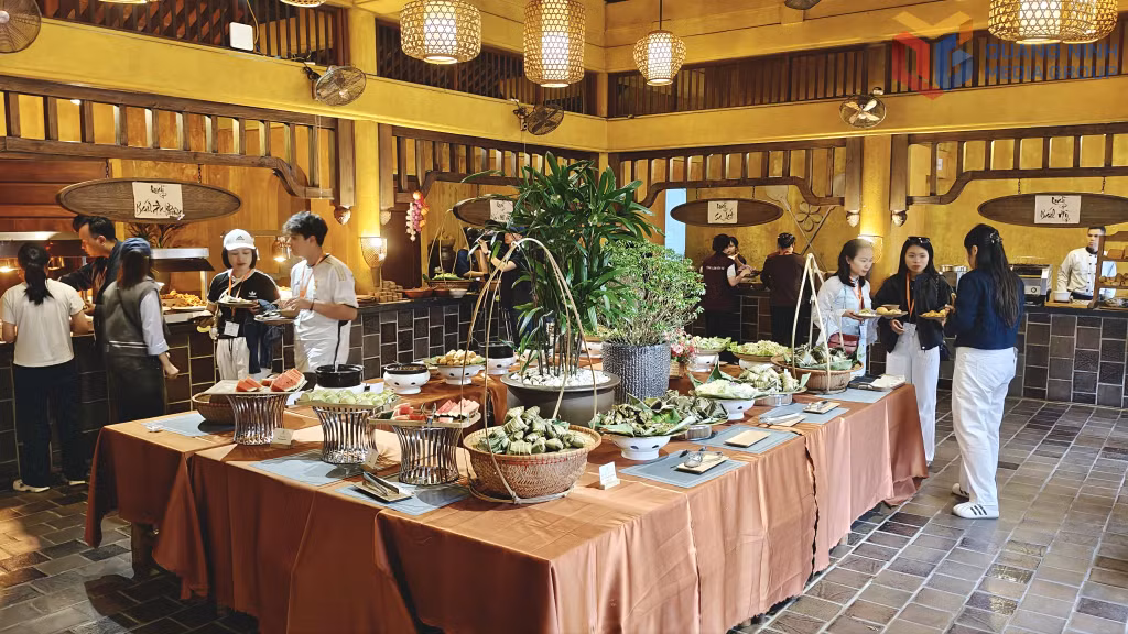 Du khách sử dụng dịch vụ ẩm thực tại nhà hàng Cơm Quê Làng Nương dưới chân núi Yên Tử.