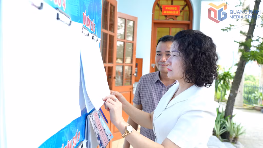 Người dân phường Mông Dương kiểm tra thông tin cá nhân trong danh sách cử tri, đảm bảo quyền bầu cử của công dân.