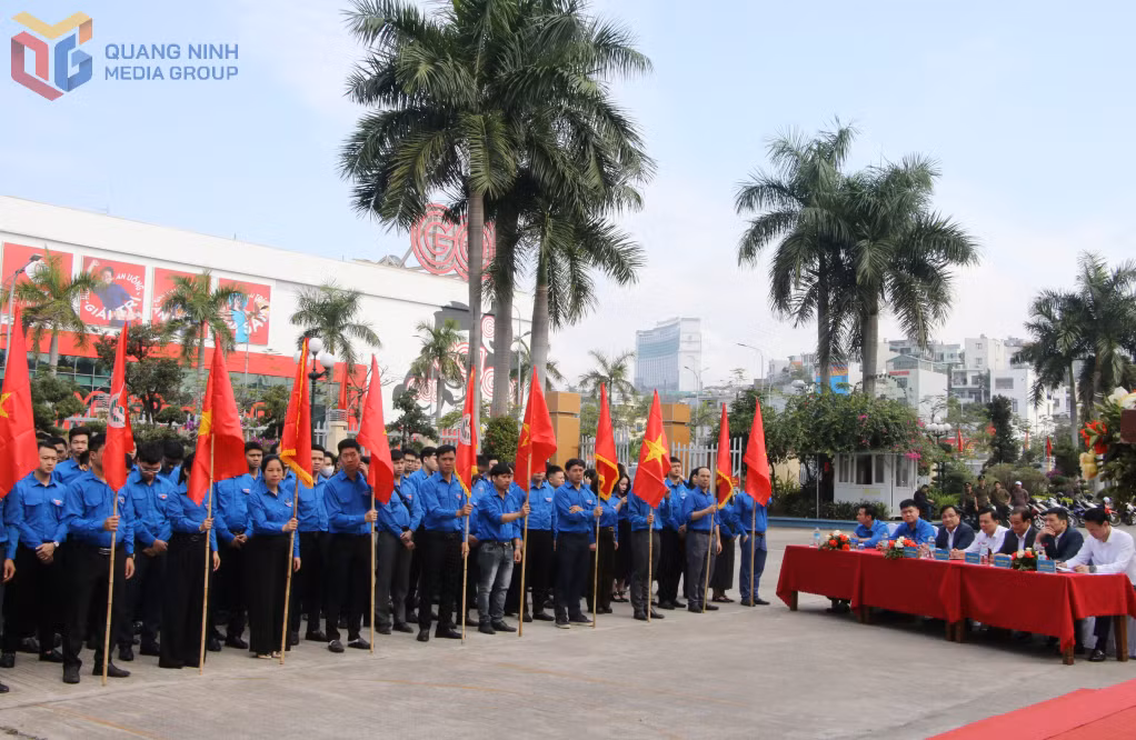 Đông đảo đoàn viên thanh niên tham gia lễ phát động.