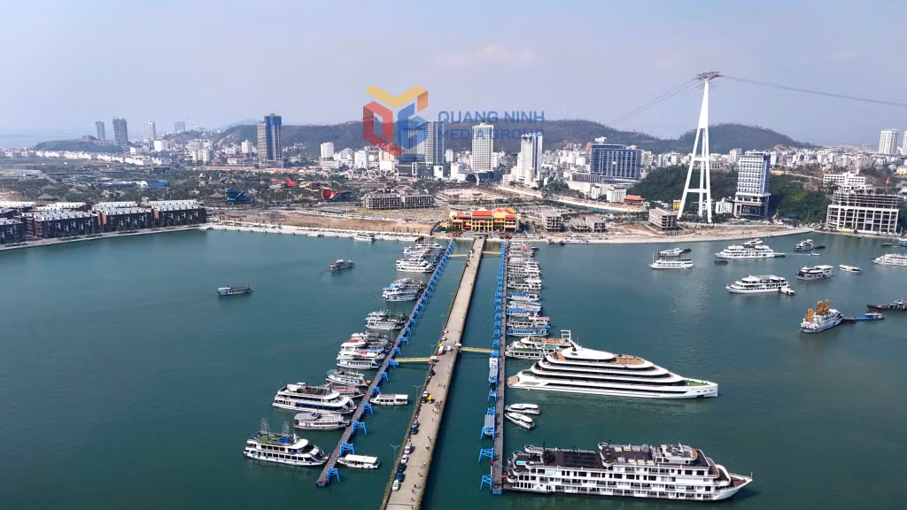 Hạ tầng cảng bến và cơ sở vật chất đồng bộ đã góp phần tạo nên sôi động cho Di sản – Kỳ quan thiên nhiên thế giới Vịnh Hạ Long thông qua những con số tăng trưởng ổn định và dòng khách quốc tế không ngừng gia tăng. Sức hút được giữ vững, niềm tin của du khách về một điểm đến thân thiện, hấp dẫn giúp di sản tiếp tục khẳng định vị thế là một trong những trung tâm du lịch quốc tế của Việt Nam.