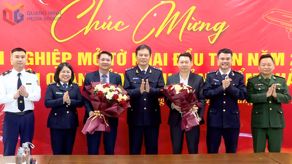 Hải quan cửa khẩu cảng Cẩm Phả gặp mặt, chúc mừng doanh nghiệp hoàn thành thủ tục nhập khẩu trong ngày đầu năm mới 2026.