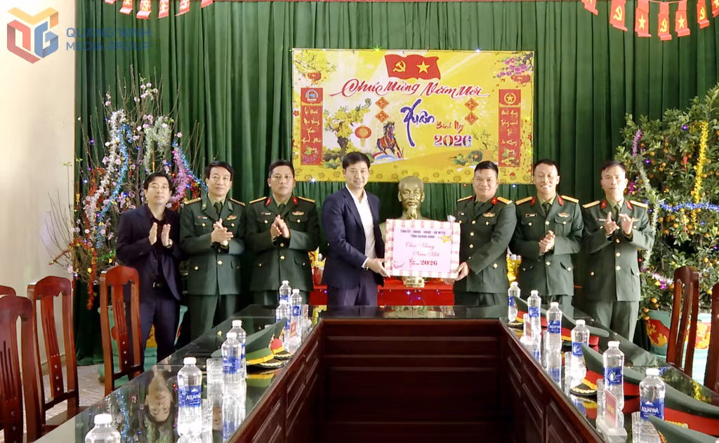 Phó Chủ tịch UBND tỉnh Nguyễn Văn Công tặng quà Tết tới cán bộ, chiến sỹ Tiều đoàn Ngọc Vừng – Lữ đoàn 242
