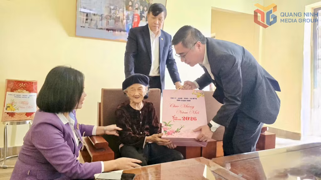 Đồng chí Nguyễn Chí Thành, Ủy viên Ban Thường vụ Tỉnh ủy, Phó Chủ tịch Thường trực Ủy ban MTTQ Việt Nam tỉnh Quảng Ninh ân cần hỏi thăm sức khỏe và tặng quà Tết Mẹ Việt Nam anh hùng Hoàng Thị Nghi (phường Uông Bí).
