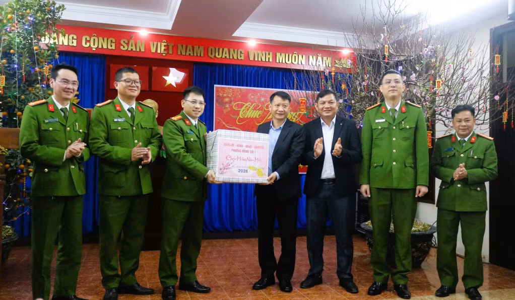 Lãnh đạo phường Móng Cái 1 tặng quà chúc Tết CBCS Công an phường Móng Cái 1.