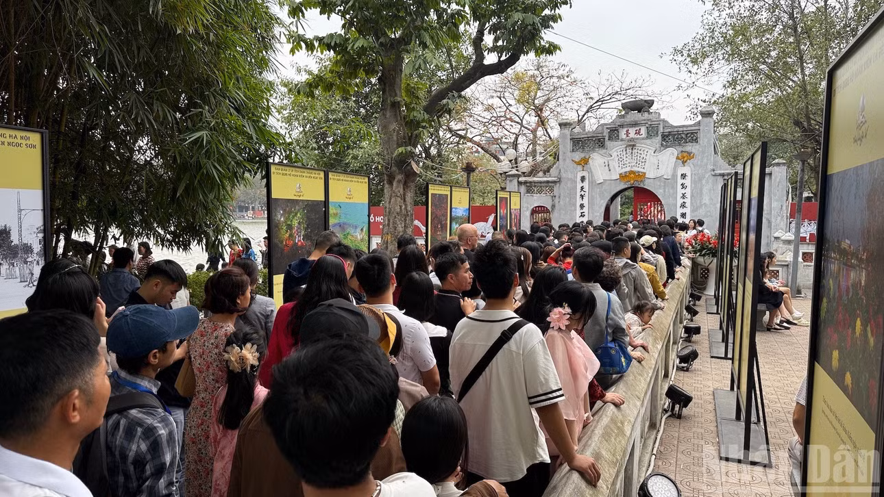 Hàng dài người dân, du khách xếp hàng chờ vào Đền Ngọc Sơn trong Tết Nguyên đán. (Ảnh: BÔNG MAI)