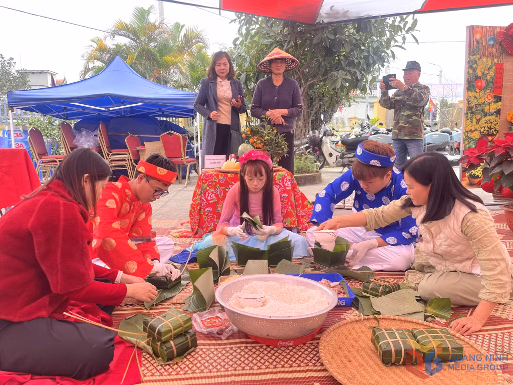 Đội thi của Trường THPT Vũ Văn Hiếu tham gia hội thi.