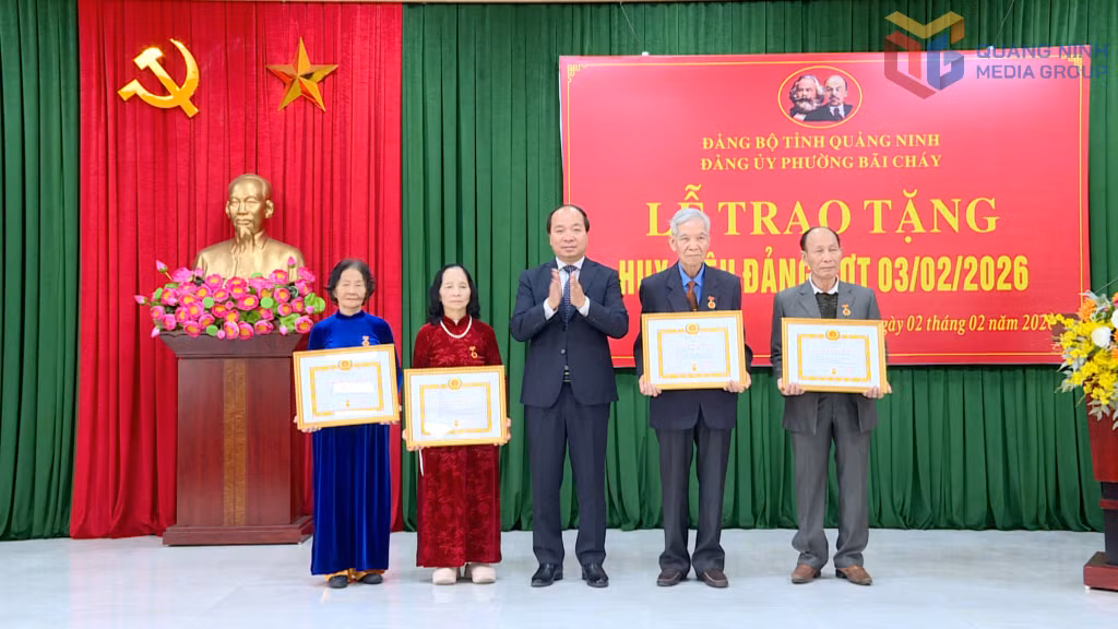 Đồng chí Nguyễn Hoàng Quý, Bí thư Đảng ủy, Chủ tịch HĐND phường Bãi Cháy trao Huy hiệu 60 năm tuổi Đảng cho các đảng viên.