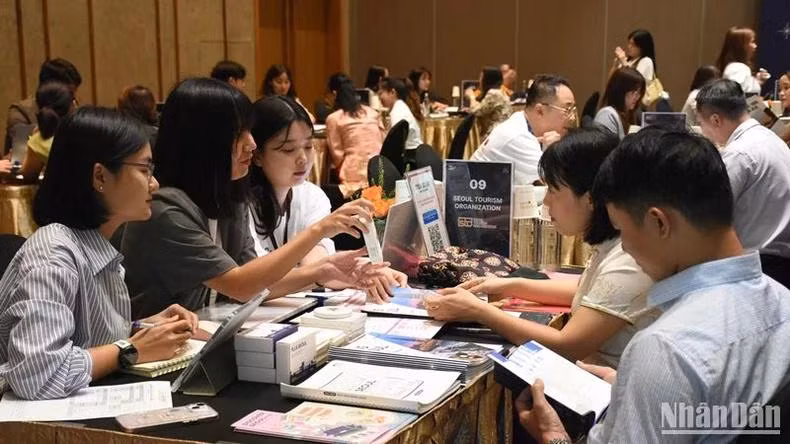 Hơn 150 cơ quan đại diện tại Việt Nam gồm các cơ quan ban, ngành, các hãng hàng không, công ty du lịch, lữ hành tham gia sự kiện. (Ảnh ANH ĐÀO)