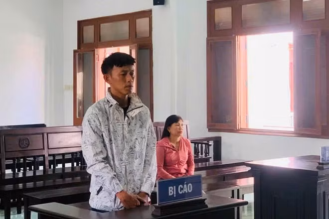 Bị cáo Lê Ngọc Sang đã làm giả giấy tờ xe, đem ô tô của vợ đi bán cho nhiều người để có tiền tiêu xài, cờ bạc. Ảnh: Thế Minh