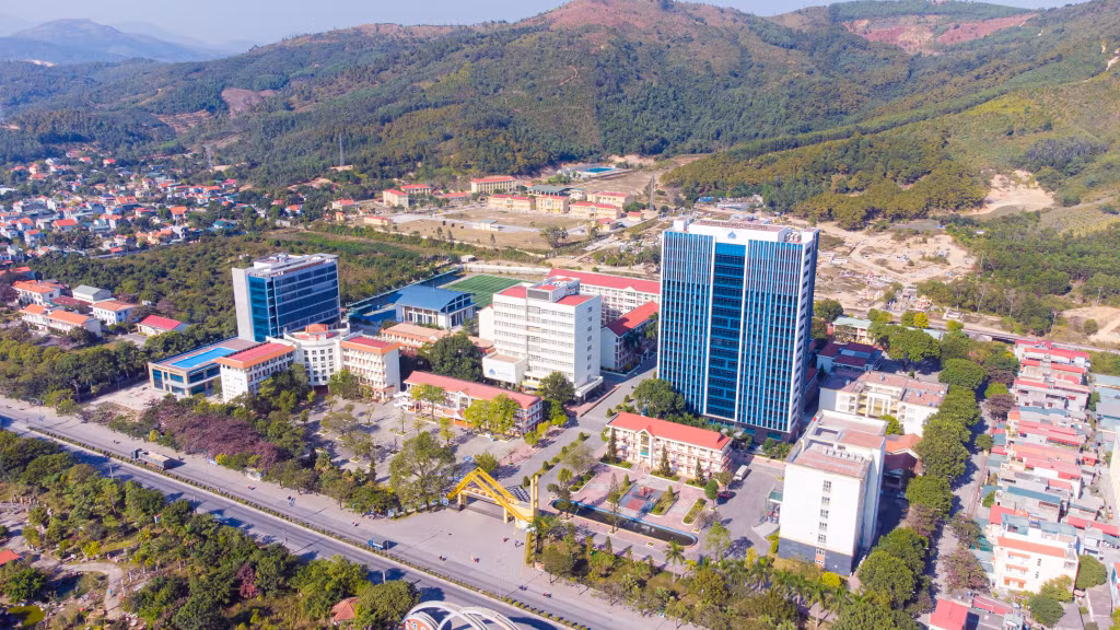 Toàn cảnh khuôn viên rộng rãi với hệ thống cơ sở vật chất hiện đại, đồng bộ của Trường Đại học Hạ Long tại phường Nam Khê, TP Uông Bí.