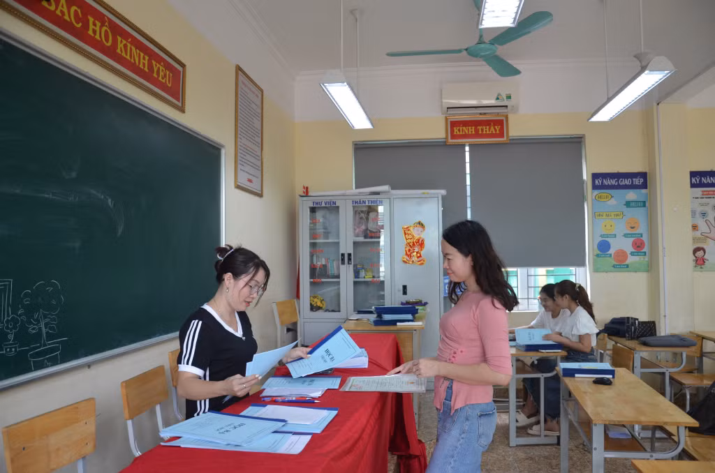 Công tác tuyển sinh đầu cấp ở các trường đều đã hoàn thành, đảm bảo nghiêm túc, chất lượng. Trong ảnh: Phụ huynh nộp hồ sơ cho con tại Trường THCS Trần Quốc Toản (TP Hạ Long), tháng 7/2024.