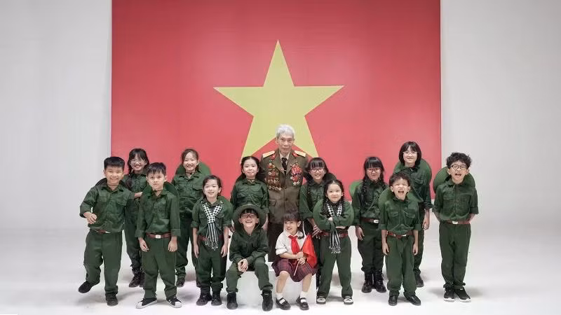 Những nhân vật chính xuất hiện trong MV "Em bé Việt Nam".