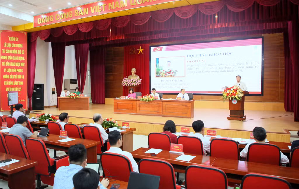 Các đại biểu, chuyên gia tham gia đóng góp các tham luận xung quanh vấn đề phát huy vai trò của đội ngũ giảng viên lý luận chính trị trong công tác bảo vệ nền tảng tư tưởng của Đảng.
