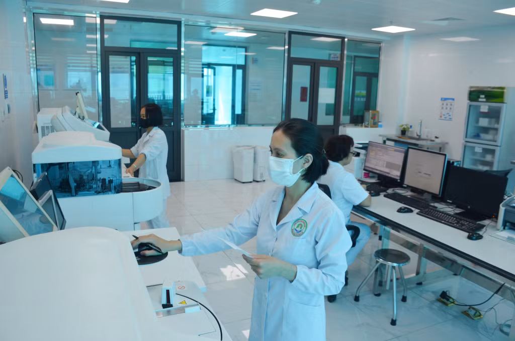 Bệnh viện Phổi Quảng Ninh đầu tư nhiều máy móc, thiết bị xét nghiệm hiện đại.