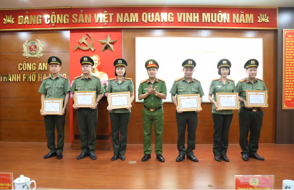 Các tập thể, cá nhân được nhận giấy khen của Giám đốc Công an tỉnh Quảng Ninh.