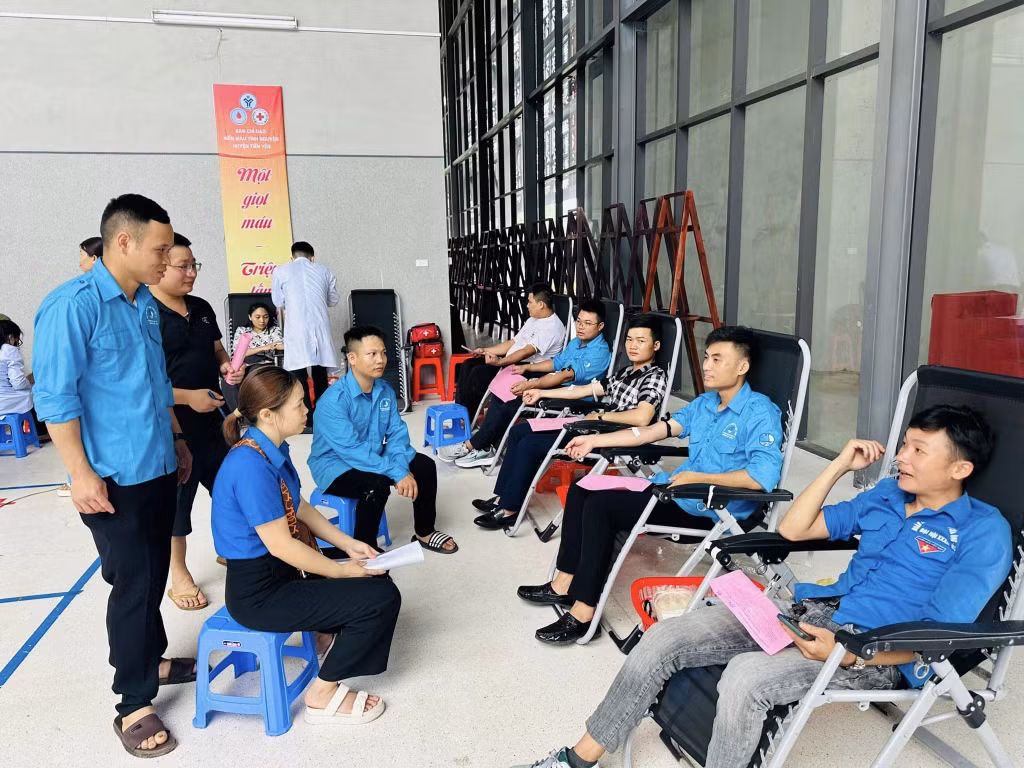 Thanh niên huyện Tiên Yên tham gia hiến máu tình nguyện. Ảnh: Huyện Đoàn Tiên Yên cung cấp.
