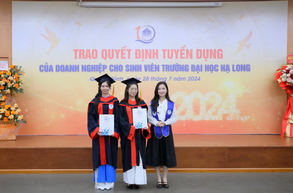 Nhiều tân cử nhân có thành tích học tập tốt, đã chứng tỏ được năng lực của bản thân trong công việc qua quá trình thực tập tại các doanh nghiệp đươc nhận quyết định tuyển dụng chính thức của doanh nghiệp ngay sau khi nhận bằng tốt nghiệp.