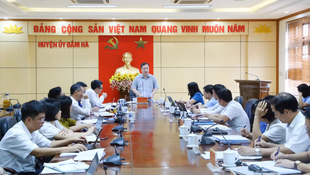 Quang cảnh buổi làm việc.