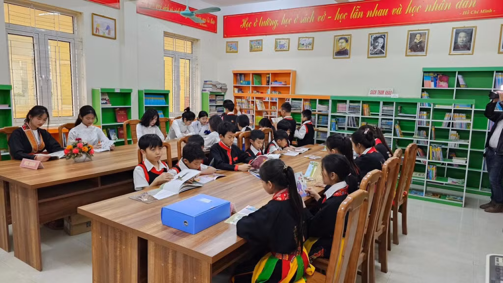 Việc luân chuyển giáo viên từ các trường ở vùng thuận lợi lên trường ở vùng cao chính là “làn gió mới”, giúp học sinh có cơ hội được tiếp cận với phương pháp dạy học của giáo viên ở vùng thuận lợi.