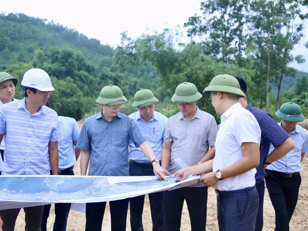 Lãnh đạo TP Hạ Long kiểm tra tiến độ thi công dự án Tuyến đường nối từ tỉnh lộ 342 đến quốc lộ 279, qua trung tâm xã Sơn Dương.