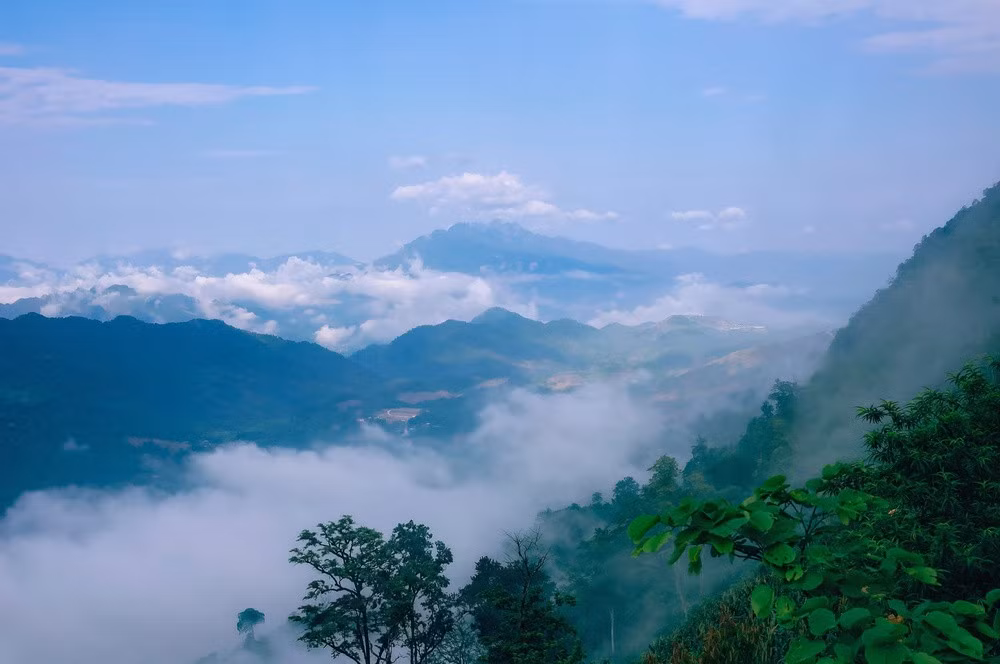 Về kinh nghiệm săn mây, du khách nên theo dõi kỹ thời tiết tại huyện Mai Châu, Hòa Bình. Nếu nhiệt độ dưới 20 độ C, gió dưới 8km/h, trời nắng, mây sẽ lên đẹp nhất. Biển mây thường xuất hiện vào khoảng 6h – 11h. Ảnh: NVCC