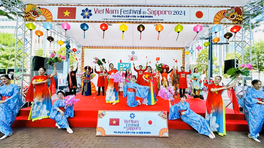 Chương trình nghệ thuật do các nghệ sĩ của tỉnh Quảng Ninh và Nhật Bản biểu diễn.