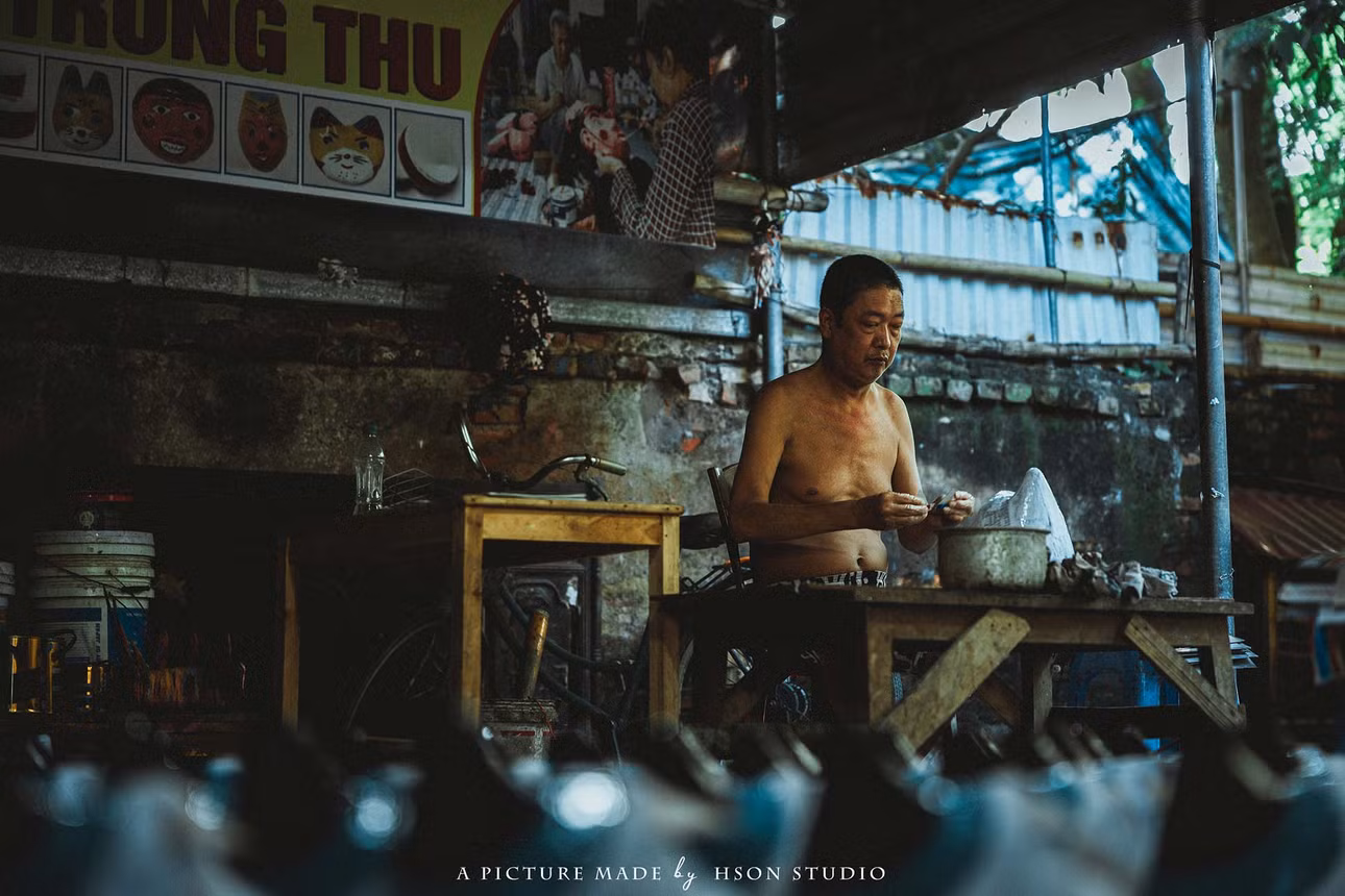Nhìn bề ngoài, mặt nạ giấy bồi có vẻ đơn giản, nhưng để có được sản phẩm hoàn hảo, nghệ nhân phải tốn khá nhiều công sức… Ảnh: Nguyễn Hồng Sơn