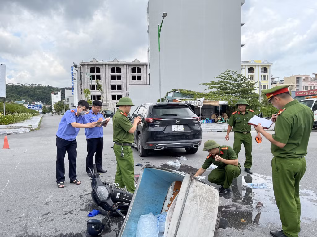 Kiểm sát viên Viện KSND tỉnh tham gia khám nghiệm hiện trường vụ TNGT đường bộ.