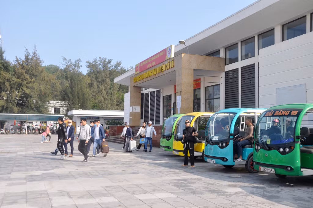 Lượng du khách tới Cô Tô hàng năm lên tới hàng trăm nghìn lượt, lớn hơn rất nhiều so với số dân cư của huyện.