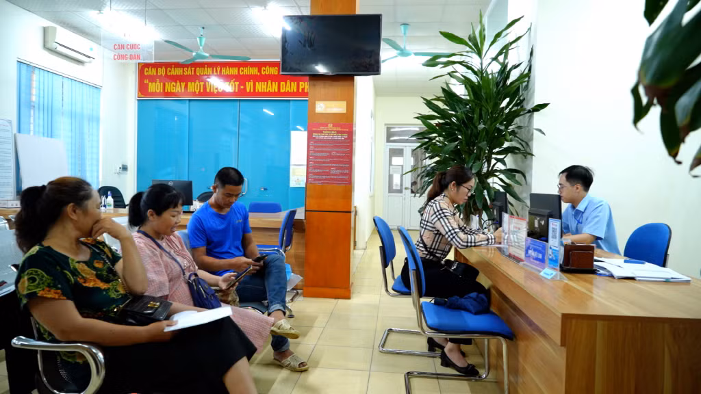 Người dân đến Trung tâm Hành chính công huyện Vân Đồn làm thủ tục đăng ký tàu cá có chiều dài từ 6m đến dưới 12m.