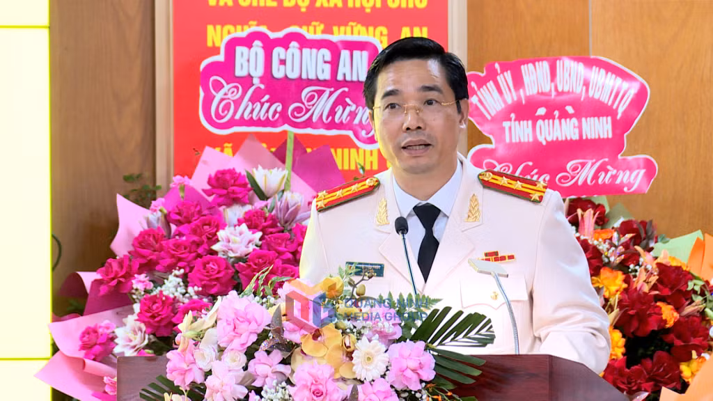 Đồng chí Đại tá Trần Văn Phúc Giám đốc Công an tỉnh phát biểu nhận nhiệm vụ.