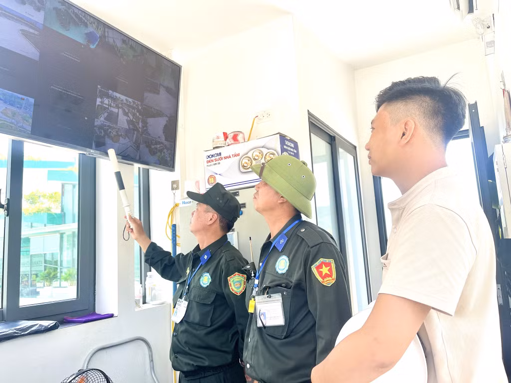 Lực lượng bảo vệ của Ban Quản lý KCN Sông Khoai giám sát tình hình ANTT thông qua hệ thống camera.