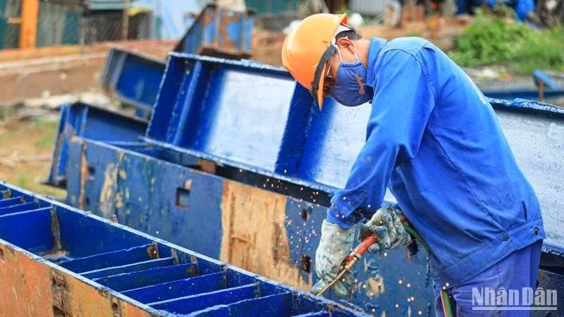 Công nhân các nhà thầu thi công hạng mục cầu trên tuyến cao tốc bắc-nam.