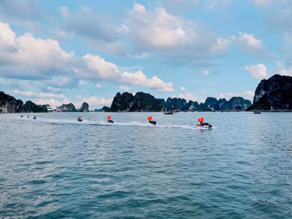 Từ 17h-20h ngày 24/8, 12 chiếc moto nước sẽ trình diễn chạy theo đội hình, diễu hành với cờ Tổ quốc.