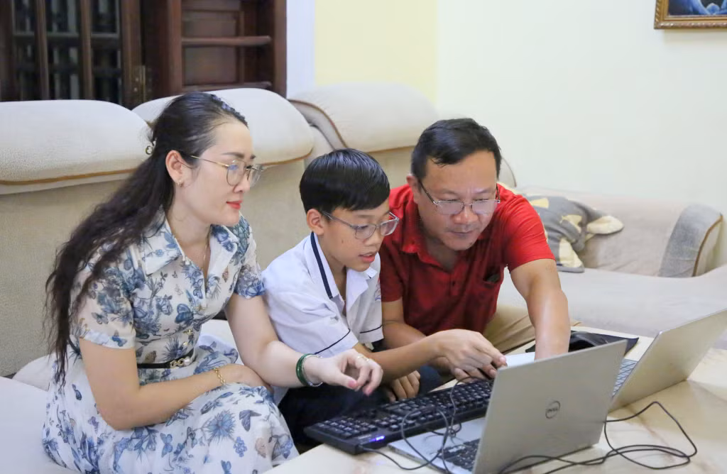 Gia đình ông Nguyễn Thanh Tùng (anh trai ông Nguyễn Ngọc Giao) cùng tìm hiểu thông tin, kiến thức để tham gia Cuộc thi trắc nghiệm “Tự hào biển, đảo, biên giới quê hương”.