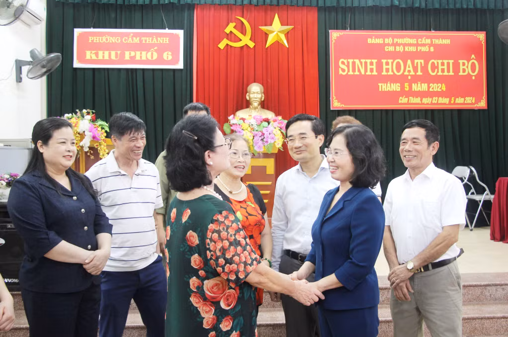 Đồng chí Trịnh Thị Minh Thanh, Phó Bí thư Thường trực Tỉnh ủy, trao đổi với các đảng viên Chi bộ Khu phố 6, phường Cẩm Thành, TP Cẩm Phả. Ảnh: Mạnh Trường