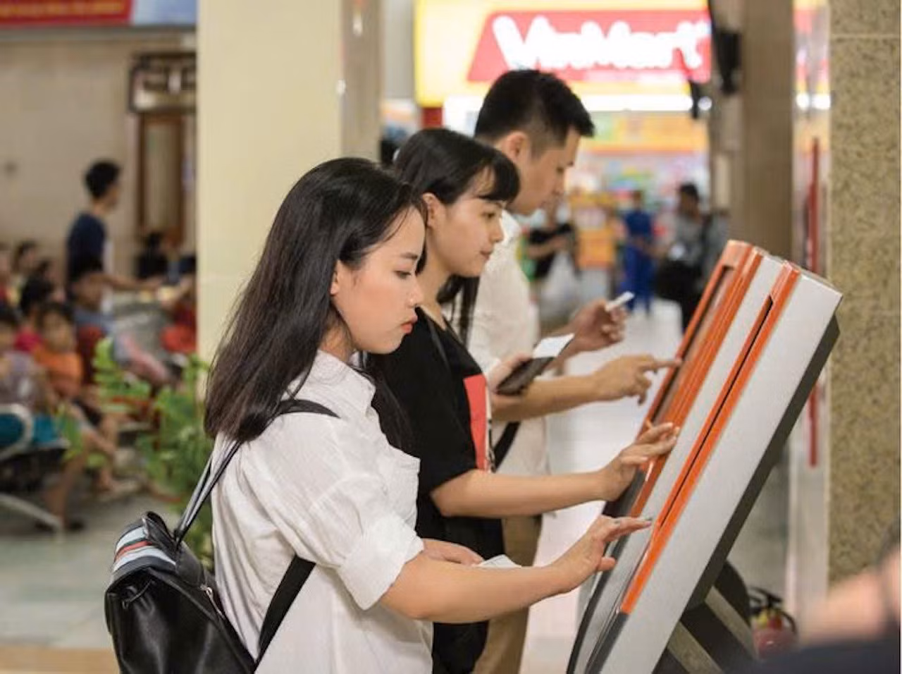 Hành khách có thể mua vé tàu ở “cây” bán vé tự động tại các điểm du lịch. Ảnh: H. N