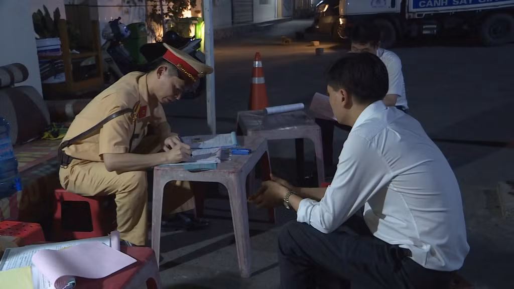Công an TP Cẩm Phả lập biên bản xử lý lái xe vi phạm nồng độ cồn. Ảnh: Hồng Việt