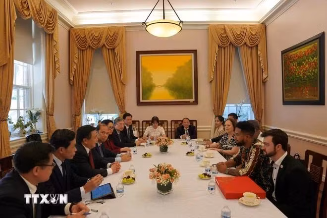 Ông Nguyễn Xuân Thắng làm việc với đoàn Đảng Cộng sản Hoa Kỳ. (Ảnh: Kiều Trang/TTXVN)