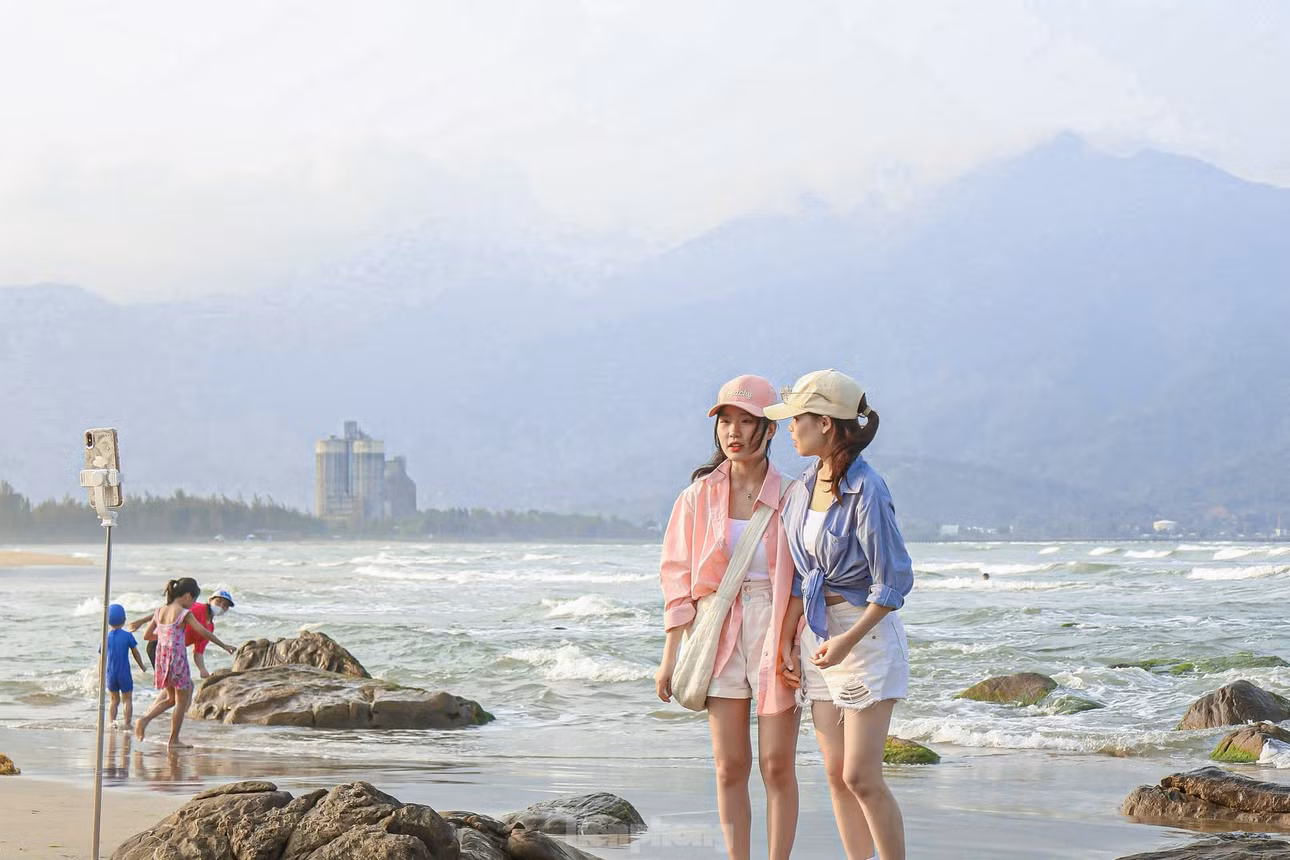 Nhiều bạn trẻ thích dạo bước bên bờ biển thanh bình, ngồi trên những mỏm đá, lắng nghe tiếng sóng vỗ và lưu lại những hình ảnh cùng bạn bè, người thân khi đến đây.