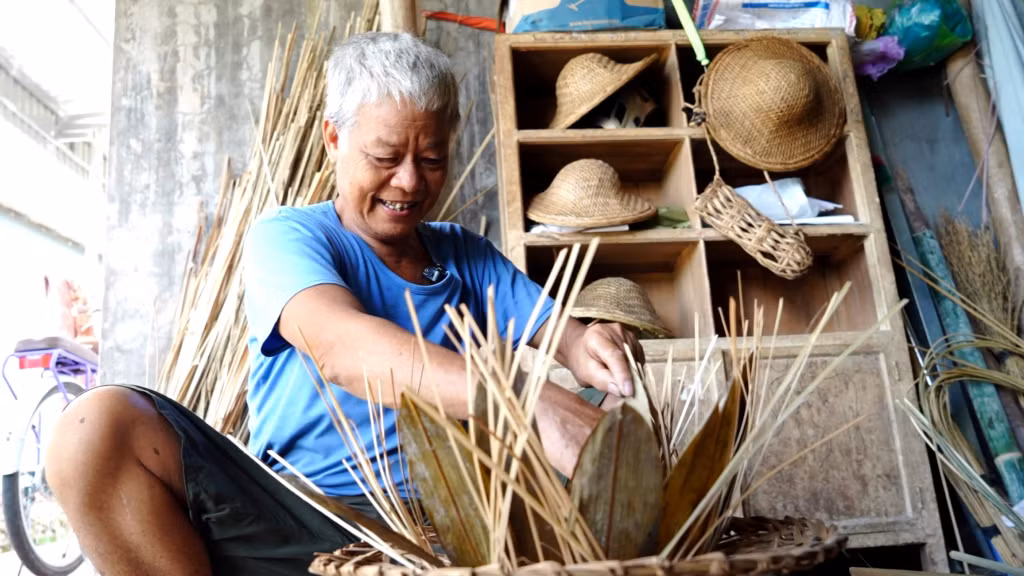 Công đoạn lót lá tre cho mũ.