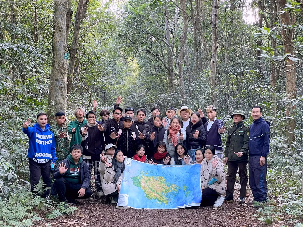 Sinh viên khoa Môi trường tìm hiểu thực tế chuyên đề “Đa dạng sinh học và quản lí tài nguyên thiên nhiên” tại Vườn quốc gia Cát Bà (Hải Phòng).