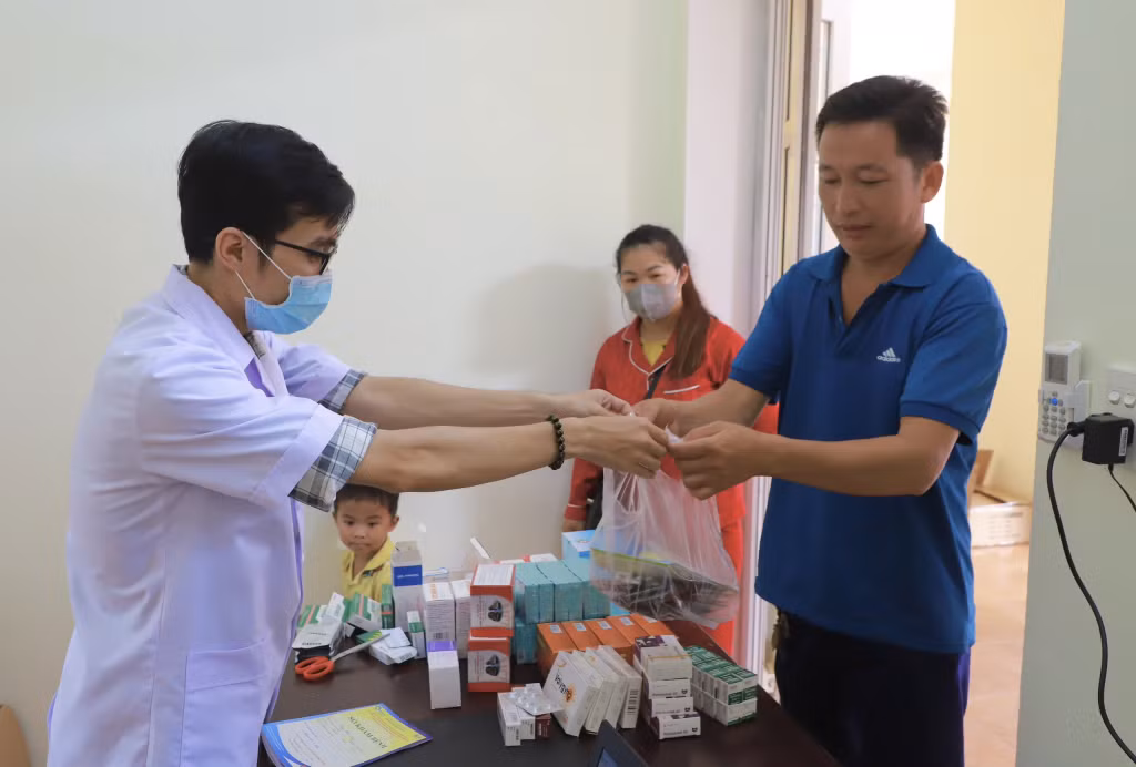 Bác sĩ Bệnh viên Bãi Cháy khám bệnh, phát thuốc cho người dân xã Đạp Thanh, huyện Ba Chẽ.