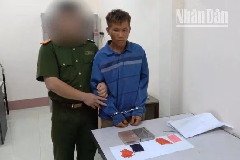 Đối tượng Phàng A Lử, sinh năm 1984, trú tại bản Láy, xã Tân Xuân, huyện Vân Hồ cùng tang vật thu giữ 2 bánh heroin và 404 viên ma túy tổng hợp.